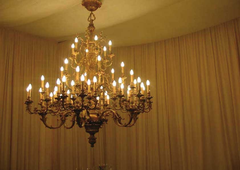 Tengaggi, controsoffitto e rivestimento lampadari per show-room